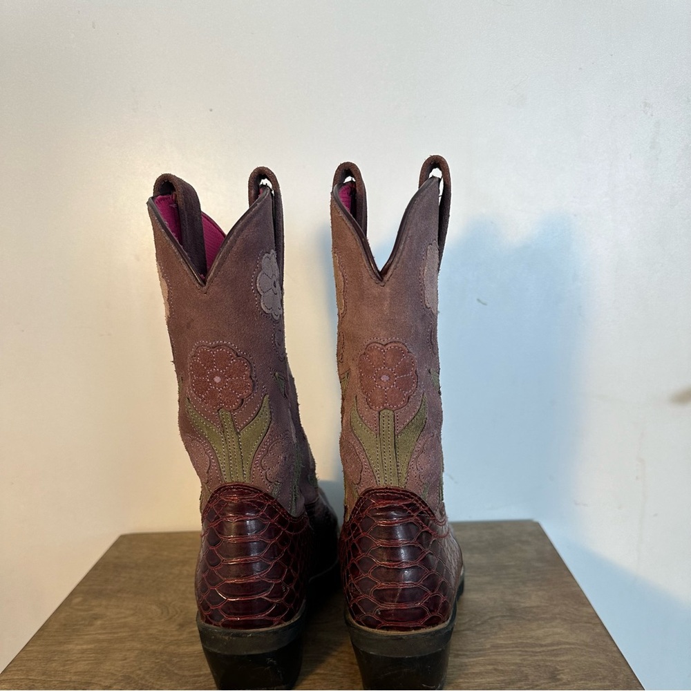 Ariat Brown Western Boots with Distressed Leather and Scalloped Design - Picture 2 of 8